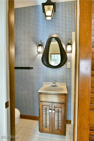 564 Adelaide Avenue NE, Warren, OH 44483