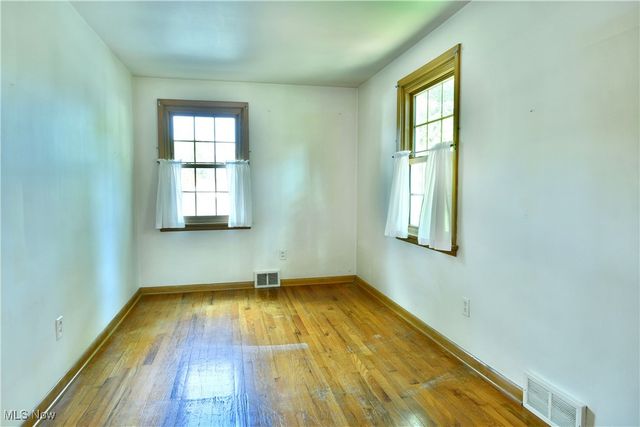 564 Adelaide Avenue NE, Warren, OH 44483