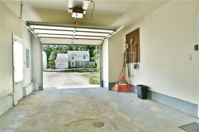 564 Adelaide Avenue NE, Warren, OH 44483