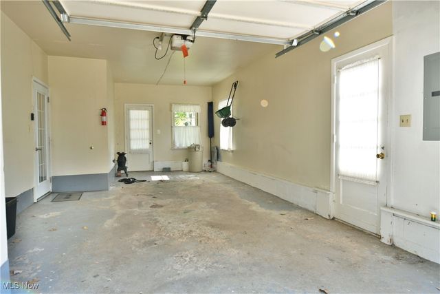 564 Adelaide Avenue NE, Warren, OH 44483