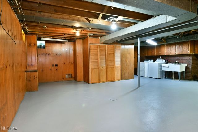 564 Adelaide Avenue NE, Warren, OH 44483