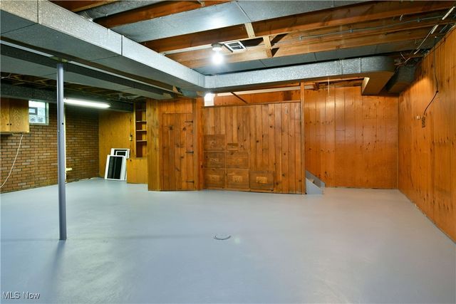 564 Adelaide Avenue NE, Warren, OH 44483