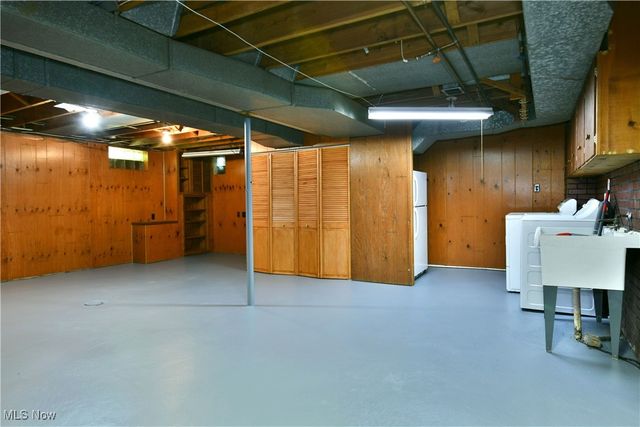 564 Adelaide Avenue NE, Warren, OH 44483