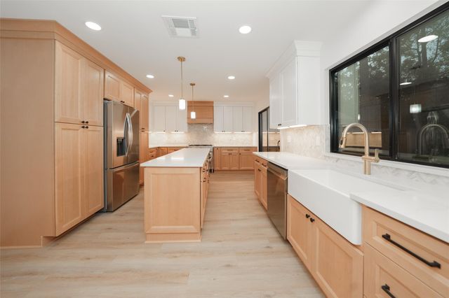 203 S Pathfinders Circle, The Woodlands, TX 77381