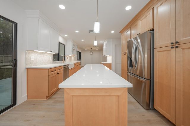 203 S Pathfinders Circle, The Woodlands, TX 77381