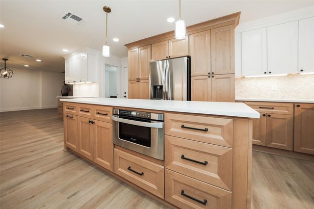 203 S Pathfinders Circle, The Woodlands, TX 77381