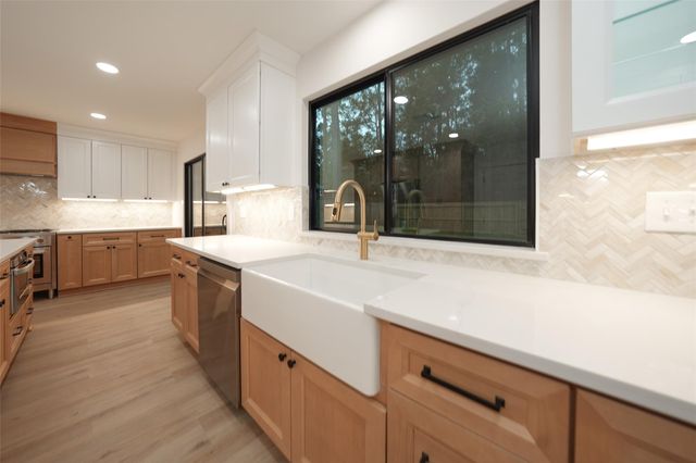 203 S Pathfinders Circle, The Woodlands, TX 77381