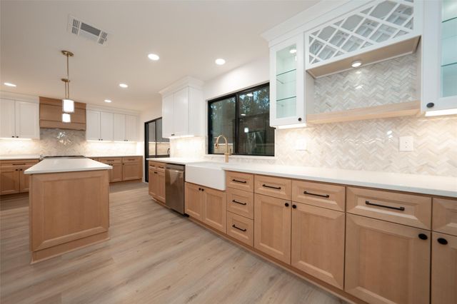 203 S Pathfinders Circle, The Woodlands, TX 77381