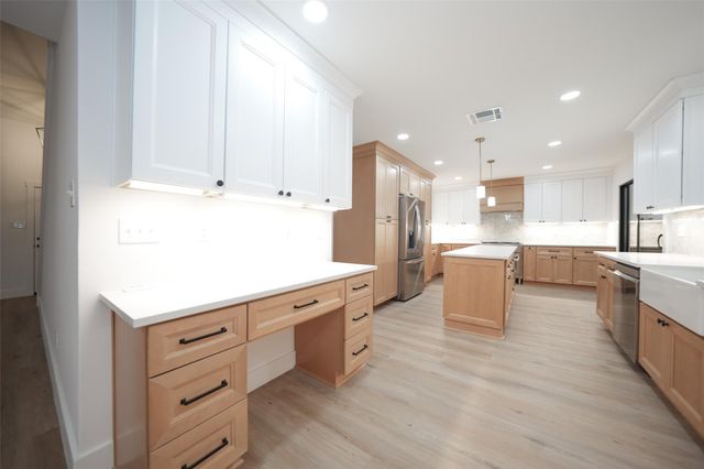 203 S Pathfinders Circle, The Woodlands, TX 77381