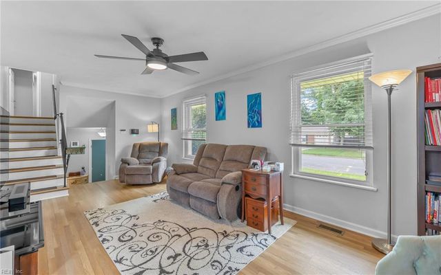 825 Greenwich LN, Newport News, VA 23601