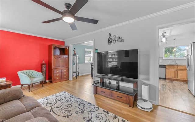 825 Greenwich LN, Newport News, VA 23601