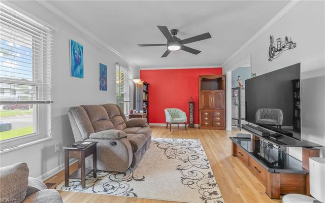 825 Greenwich LN, Newport News, VA 23601
