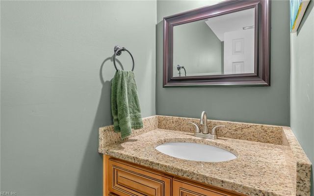 825 Greenwich LN, Newport News, VA 23601