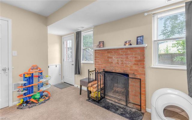 825 Greenwich LN, Newport News, VA 23601