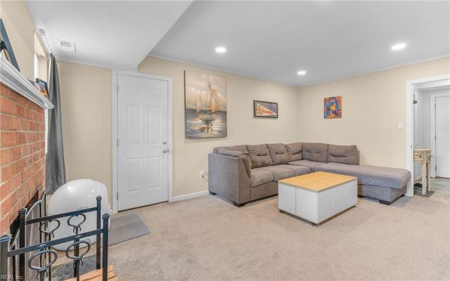 825 Greenwich LN, Newport News, VA 23601