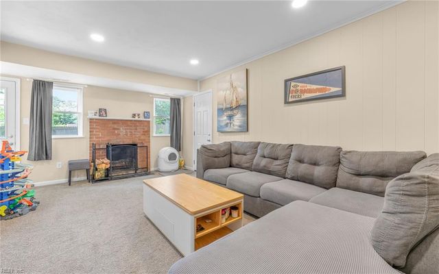 825 Greenwich LN, Newport News, VA 23601