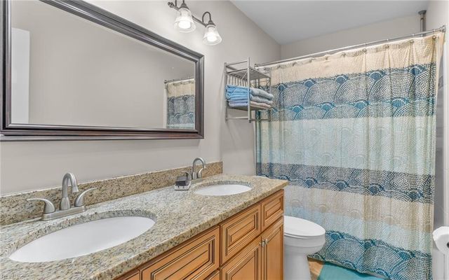 825 Greenwich LN, Newport News, VA 23601
