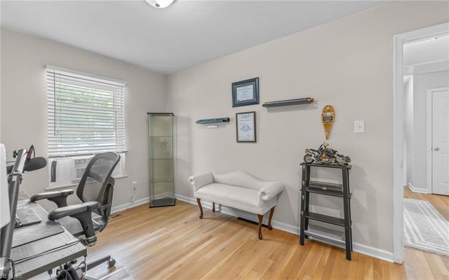 825 Greenwich LN, Newport News, VA 23601