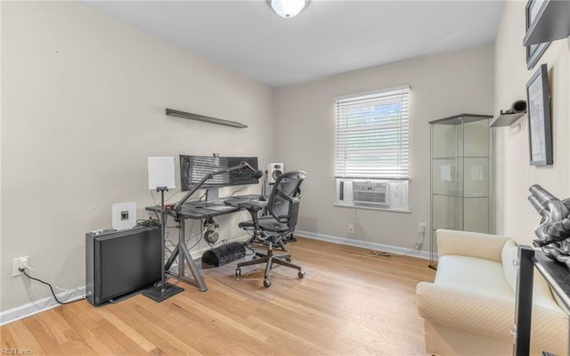 825 Greenwich LN, Newport News, VA 23601