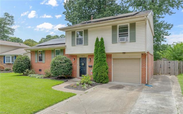 825 Greenwich LN, Newport News, VA 23601