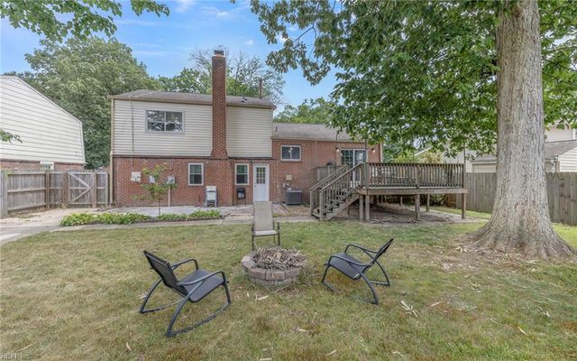 825 Greenwich LN, Newport News, VA 23601