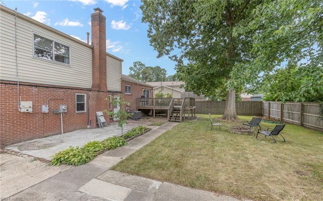 825 Greenwich LN, Newport News, VA 23601
