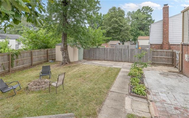 825 Greenwich LN, Newport News, VA 23601
