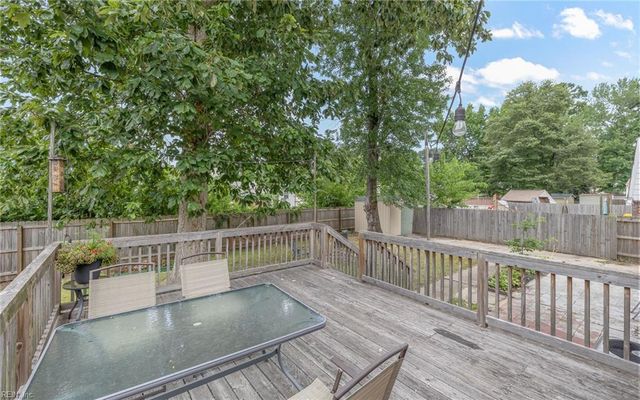 825 Greenwich LN, Newport News, VA 23601
