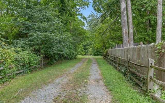 825 Greenwich LN, Newport News, VA 23601