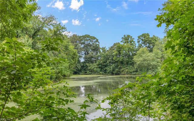 825 Greenwich LN, Newport News, VA 23601