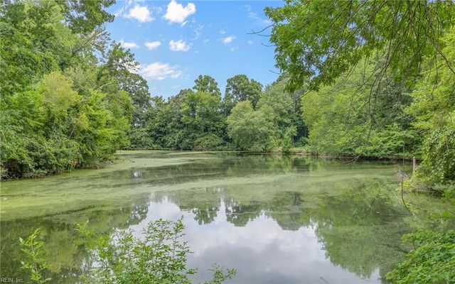 825 Greenwich LN, Newport News, VA 23601