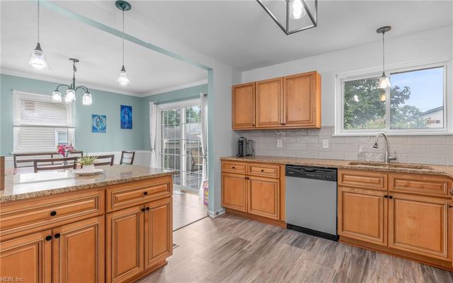 825 Greenwich LN, Newport News, VA 23601
