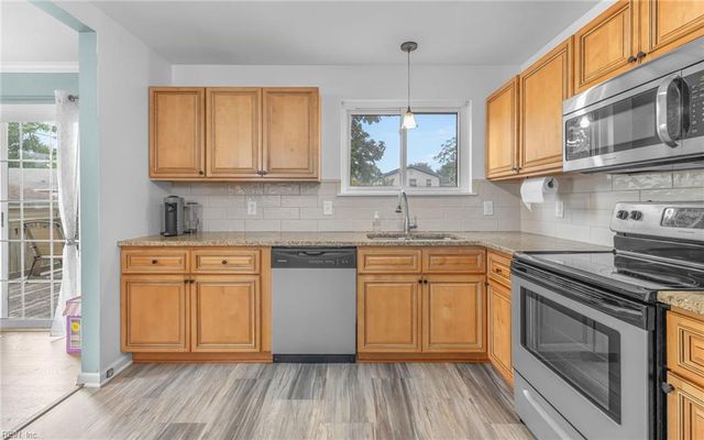 825 Greenwich LN, Newport News, VA 23601