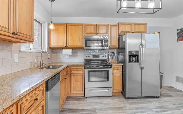 825 Greenwich LN, Newport News, VA 23601