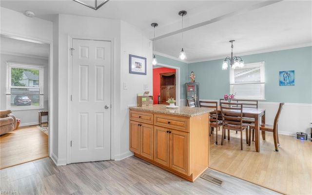 825 Greenwich LN, Newport News, VA 23601