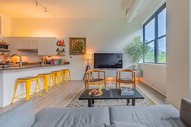 812 W Van Buren Street 3C, Chicago, IL 60607