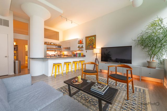 812 W Van Buren Street 3C, Chicago, IL 60607