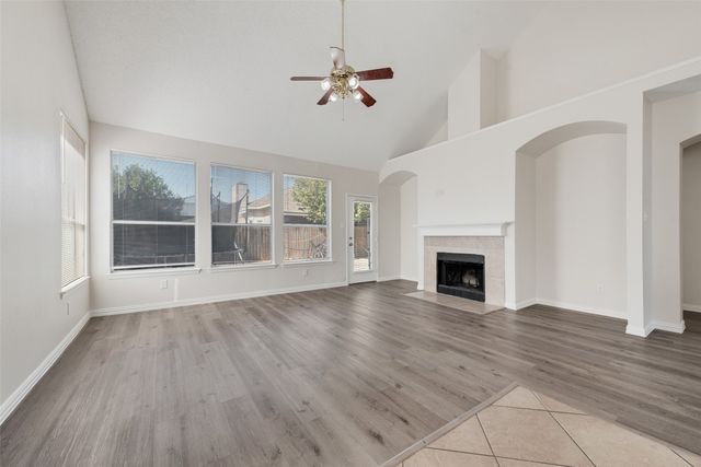 5702 Streamside Drive, Arlington, TX 76018