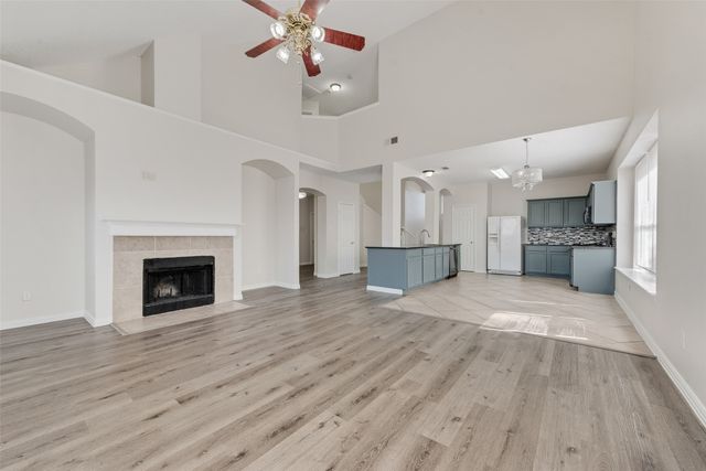 5702 Streamside Drive, Arlington, TX 76018