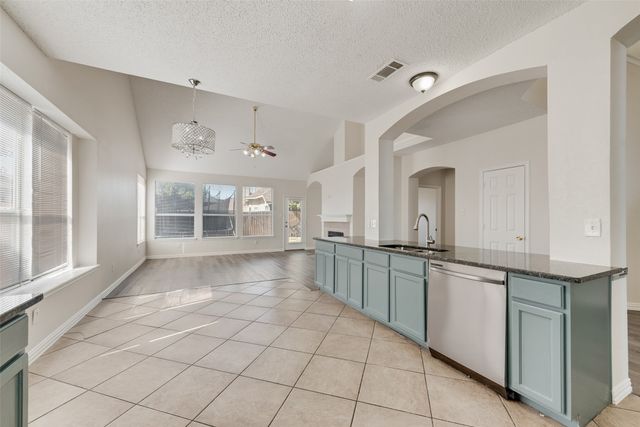 5702 Streamside Drive, Arlington, TX 76018