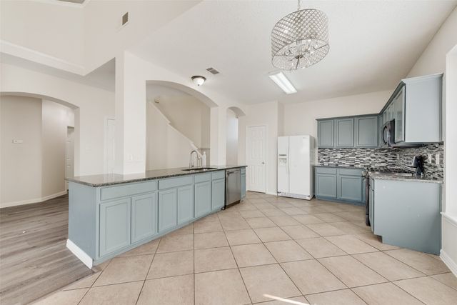 5702 Streamside Drive, Arlington, TX 76018