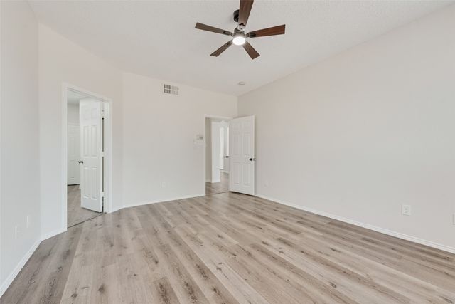 5702 Streamside Drive, Arlington, TX 76018