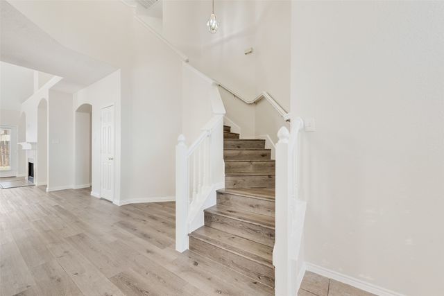 5702 Streamside Drive, Arlington, TX 76018