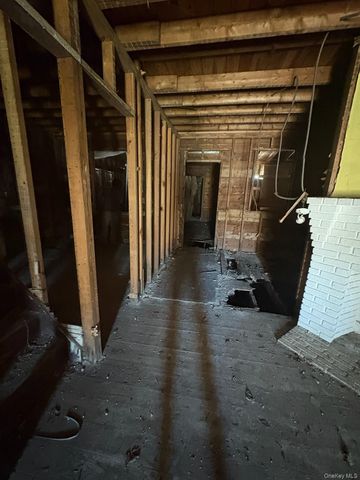 125 S Clinton Avenue, Bay Shore, NY 11706