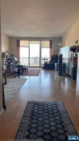 2000 Linwood Avenue 21R, Fort Lee, NJ 07024
