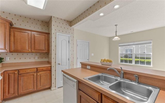 2401 Waters Edge LN, Suffolk, VA 23435