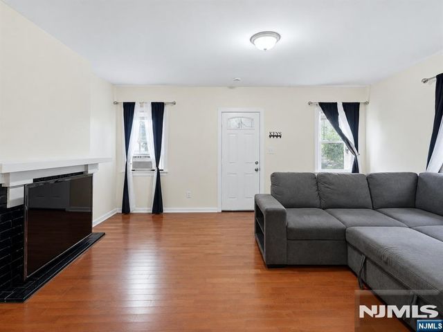 239 19th Street, Newark, NJ 07103