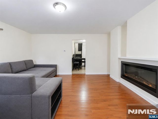 239 19th Street, Newark, NJ 07103