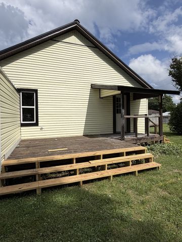 125 Walnut St, Cowan, TN 37318
