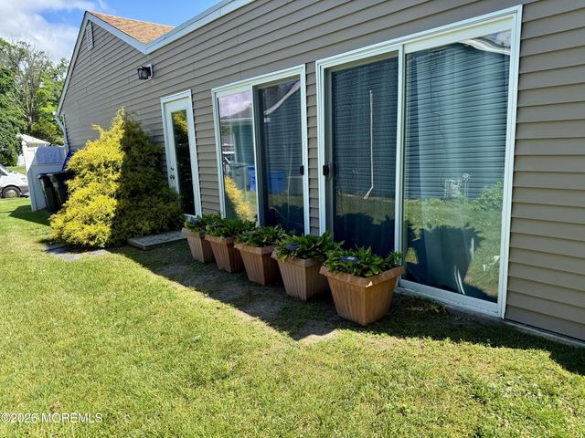 48 Sunflower Lane, Toms River, NJ 08755